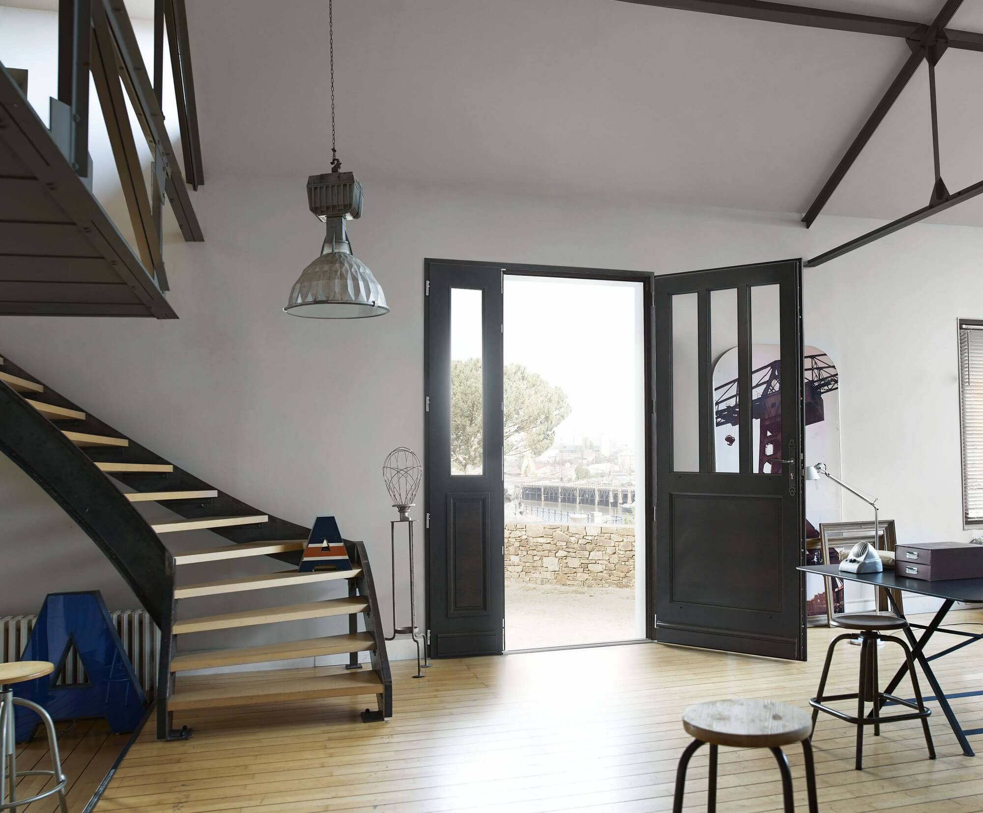 porte-entree-bois-coloree-sur-mesure-solabaie