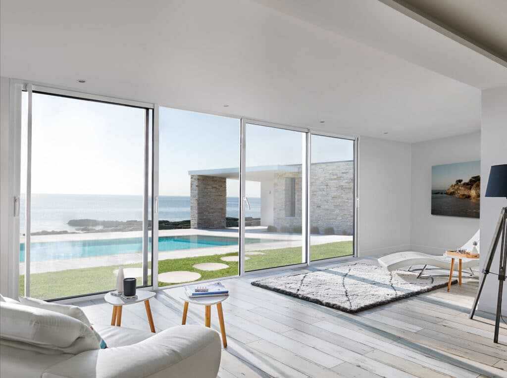 Baie coulissante SO pour un maximum de lumière et de confort pour votre maison. Fabriquée sur mesure et en France. Installée par des professionnels proches de chez vous.