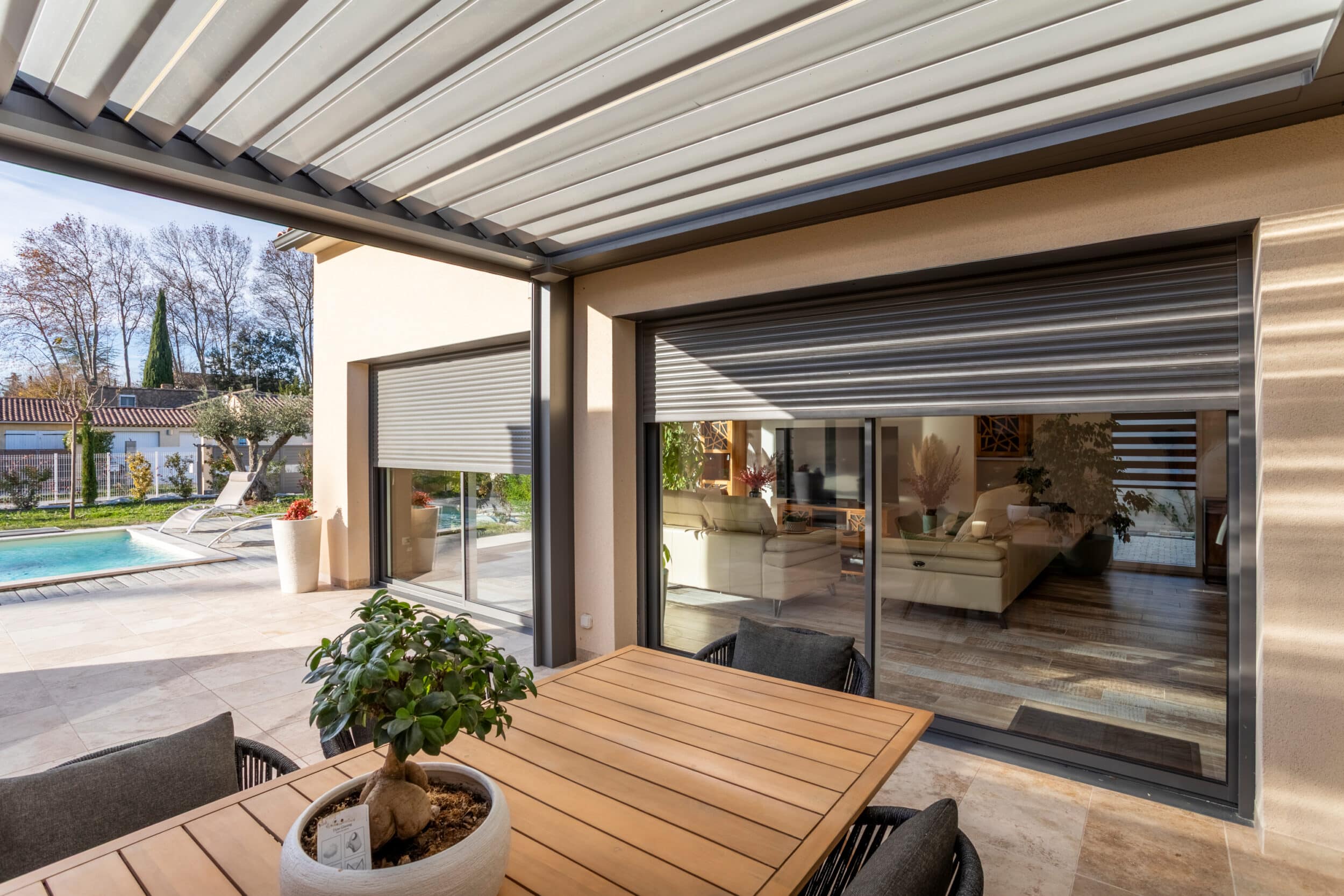 Ambiance-pergola-bioclimatique_volet-roulant_7016