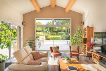 Menuiseries en aluminium de la gamme Aluneo Solabaie coloris-blanc vue intérieure